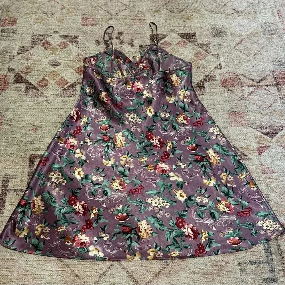 Vintage 90’s purple floral slip dress with a gorgeous floral pattern - Picture 7 of 12